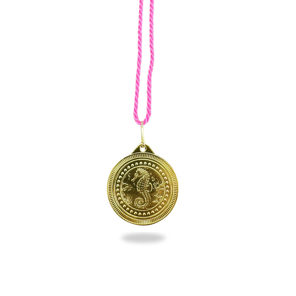 EBERiX POKALE – Seepferdchen Medaille 50 mm aus Metall – glänzende Schwimm Medaille für Kinder & Vereine – inklusive Kordel in Blau oder Rosa – 31 g – Ideal für Schwimmkurse & Wettkämpfe