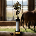 eberix · Reitsport Pokal · mit Wunschgravur · Trophäe mit Hufeisen-Motiv & weißer Glanzsäule · Siegerpokal für Reitturnier, Voltigieren, Dressur, Pferdesport ·