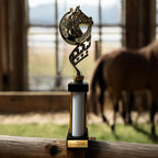 eberix · Reitsport Pokal · mit Wunschgravur · Trophäe mit Hufeisen-Motiv & weißer Glanzsäule · Siegerpokal für Reitturnier, Voltigieren, Dressur, Pferdesport ·