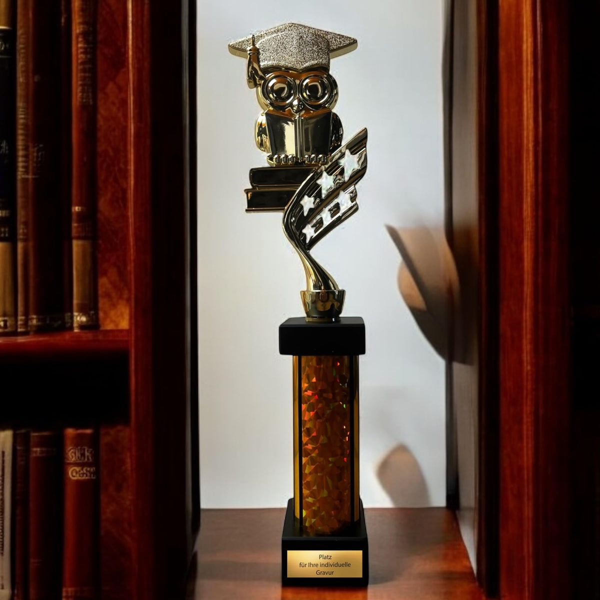 eberix · Bildung Eule Pokal · Trophäe mit Glanzsäule inkl. Gravur · Ehrenpreis für Schulabschluss, Klassenbeste, Abitur, Zeugnisverleihung · optional mit zweitem Gravurschild