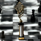 EBERiX POKALE · Schach Pokal · mit Wunschgravur · Trophäe mit Figuren & Brett Motiv · Siegerpokal für Schachturnier, Vereinsmeisterschaft, Denksport-Wettbewerb · personalisierbar ·