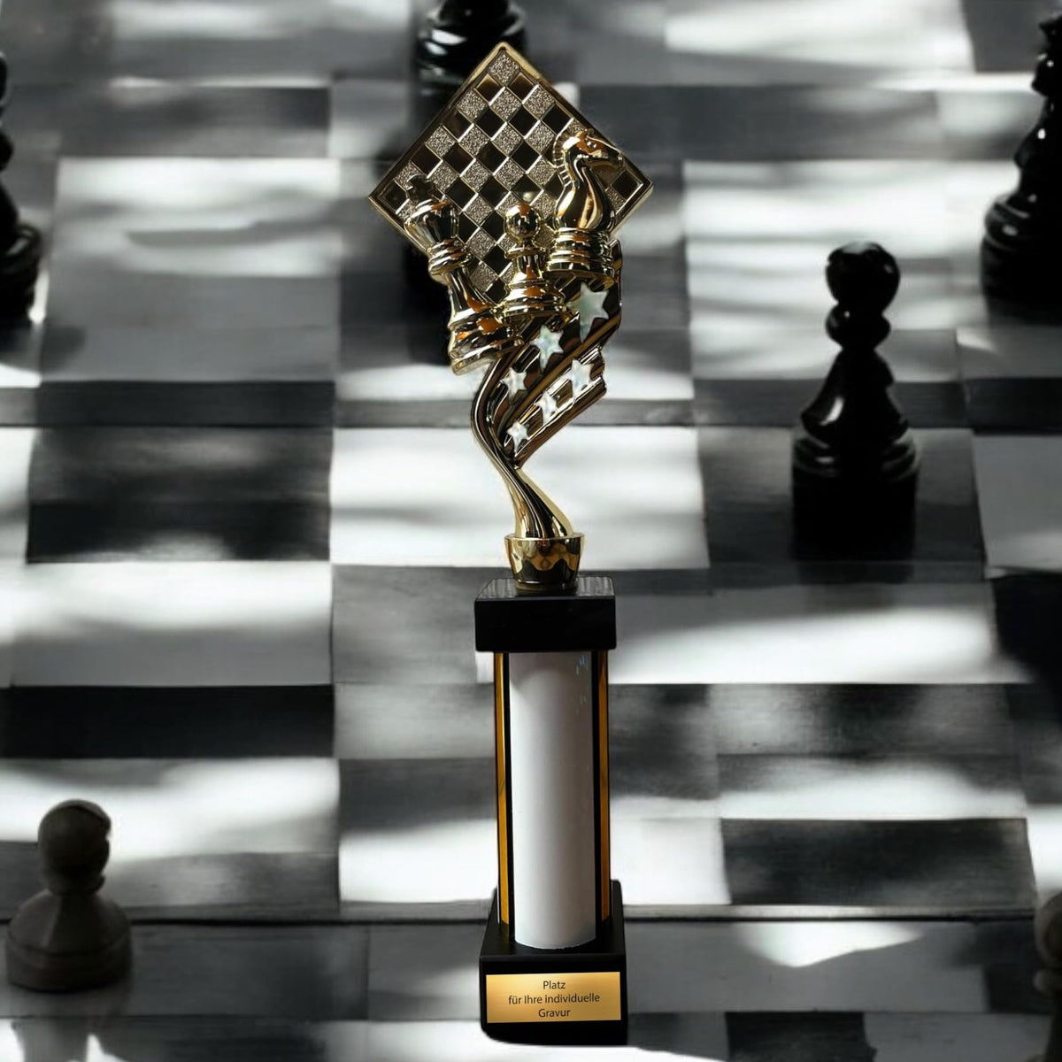 EBERiX POKALE · Schach Pokal · mit Wunschgravur · Trophäe mit Figuren & Brett Motiv · Siegerpokal für Schachturnier, Vereinsmeisterschaft, Denksport-Wettbewerb · personalisierbar ·