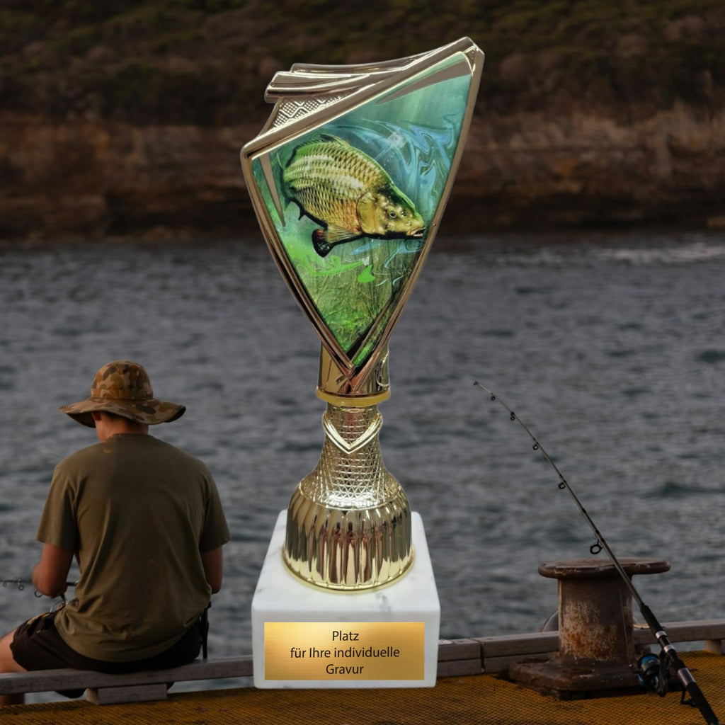 Karpfen Pokal mit 2D-Motiv - Pokal Angeln mit Gravur & Marmorsockel