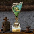 Karpfen Pokal mit 2D-Motiv - Pokal Angeln mit Gravur & Marmorsockel