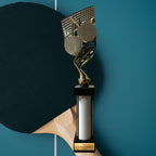 eberix · Tischtennis Pokal · mit Wunschgravur · Trophäe mit weißer Glanzsäule · Siegerpokal für Tischtennisturnier, Schulmeisterschaft, Verein, Jugendturnier · personalisierbar ·