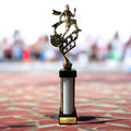 eberix · Laufsport Pokal · mit Wunschgravur · Trophäe mit weißer Glanzsäule · Siegerpokal für Laufwettkampf · Volkslauf · Sportfest Vereinsmeisterschaft · personalisierbar ·