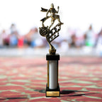 eberix · Laufsport Pokal · mit Wunschgravur · Trophäe mit weißer Glanzsäule · Siegerpokal für Laufwettkampf · Volkslauf · Sportfest Vereinsmeisterschaft · personalisierbar ·