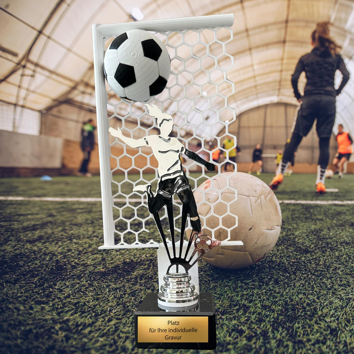 Fußballpokal Damen 27 cm Metallfigur mit Wunschgravur & 3D-Motiv