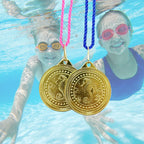 EBERiX POKALE – Seepferdchen Medaille 50 mm aus Metall – glänzende Schwimm Medaille für Kinder & Vereine – inklusive Kordel in Blau oder Rosa – 31 g – Ideal für Schwimmkurse & Wettkämpfe